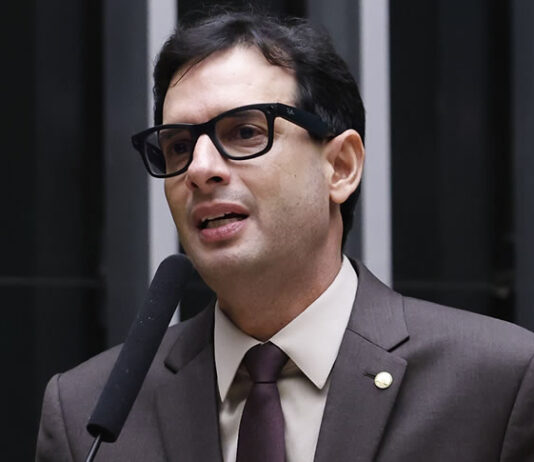 Leo Prates revela que quem ganha mais de R$21 mil também vai ser beneficiado na redução de jornada de trabalho; veja