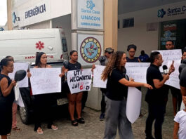 Durante protesto em SAJ, avó de Ludmila, bebê que morreu após complicações no parto, pede melhorias na maternidade e UTI Neonatal; confira a reportagem