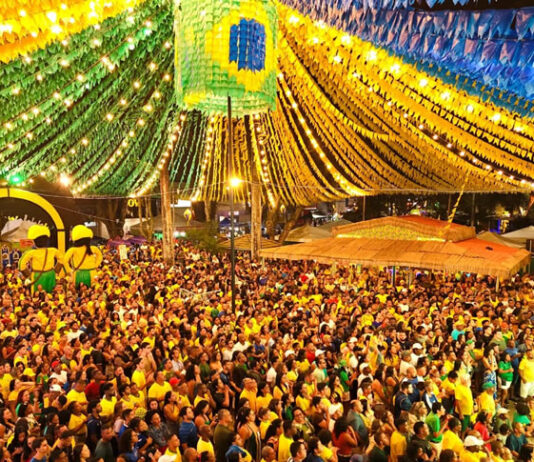 Torcida de Cruz das Almas deu show de energia em transmissão do primeiro jogo do Brasil na Copa do Mundo; programação é parte do Esquenta São João