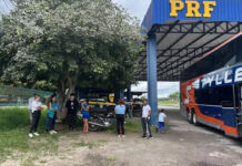 Passageiros de ônibus abandonado na Bahia descobriram que condutor fugiu de abordagem quando policial avisou