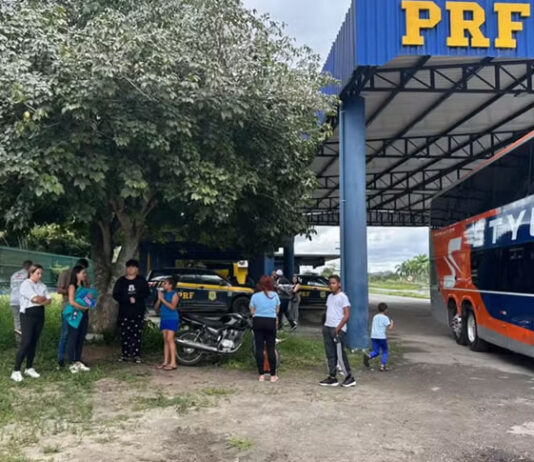 Passageiros de ônibus abandonado na Bahia descobriram que condutor fugiu de abordagem quando policial avisou