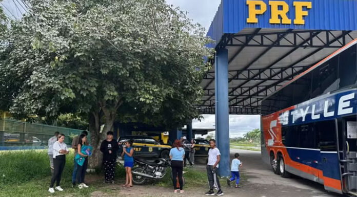 Passageiros de ônibus abandonado na Bahia descobriram que condutor fugiu de abordagem quando policial avisou