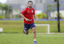 Everton Ribeiro volta a treinar normalmente no Bahia; meia pode ser novidade em amistoso de jogo no Maracanã