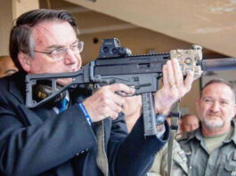 PF apreende espingarda registrada em nome de Bolsonaro no Rio Grande do Sul; arma foi entregue por dono de loja