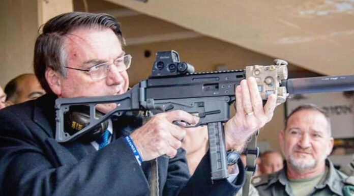 PF apreende espingarda registrada em nome de Bolsonaro no Rio Grande do Sul; arma foi entregue por dono de loja