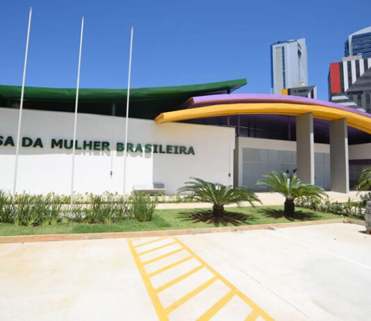 Ginecologista foi preso suspeito de usar óculos com câmera para filmar paciente durante consulta em Salvador; veja mais