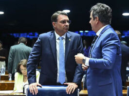 Ciro Nogueira comunica Flávio Bolsonaro que PP e União Brasil ficarão neutros em eleição presidencial