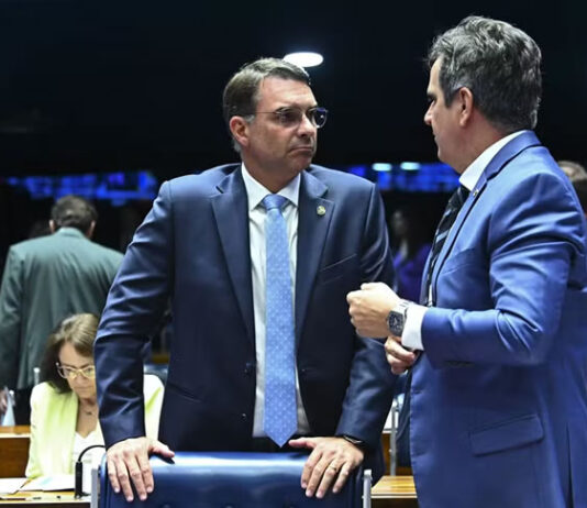 Ciro Nogueira comunica Flávio Bolsonaro que PP e União Brasil ficarão neutros em eleição presidencial