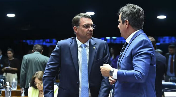 Ciro Nogueira comunica Flávio Bolsonaro que PP e União Brasil ficarão neutros em eleição presidencial