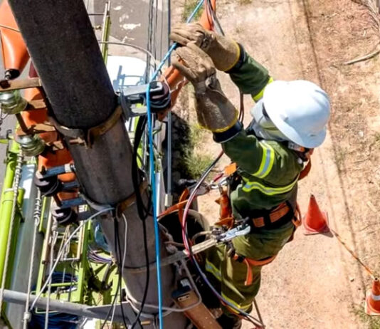ANEEL aplicou multa recorde de R$ 82,7 milhões à Coelba por irregularidades em conexão de energia solar na Bahia; veja