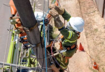 Mais de 640 toneladas de cabos de telefonia e internet instalados irregularmente em postes são apreendidos na BA