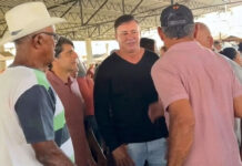 Ditinho da AviVip percorre feira livre de Amargosa ao lado de Paulo Câmara e dialoga com a população da cidade; pré-candidato ampliou presença no interior