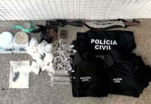 Casal é preso pela PM com mais de mil porções de drogas e 14 camisas falsas da Polícia Civil em bairro de Salvador