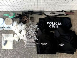 Casal é preso pela PM com mais de mil porções de drogas e 14 camisas falsas da Polícia Civil em bairro de Salvador