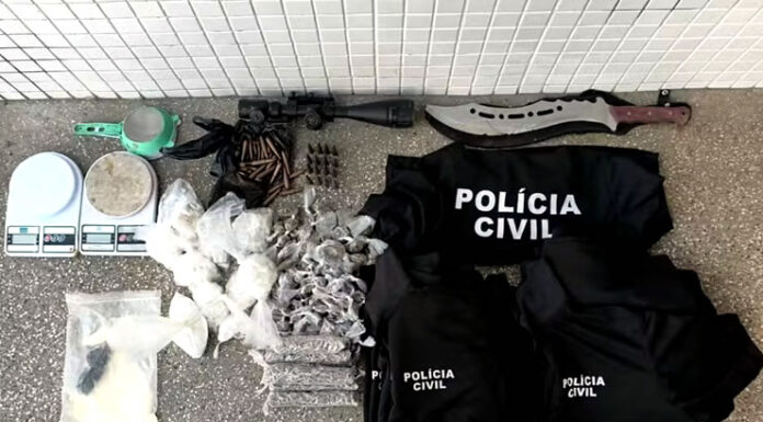 Casal é preso pela PM com mais de mil porções de drogas e 14 camisas falsas da Polícia Civil em bairro de Salvador