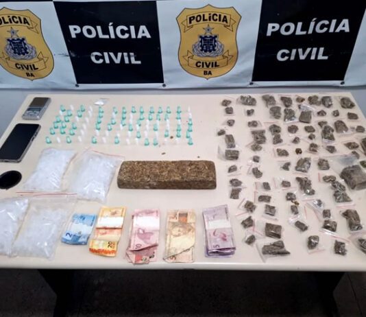 Homem de 29 anos é preso por tráfico e drogas são apreendidas em Santo Antônio de Jesus; o flagrante foi feito após uma remessa chegar para o suspeito
