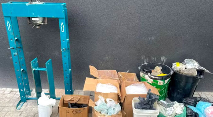 Laboratório de drogas é desmontado em bairro de Salvador; quase 50 kg de cocaína são apreendidos pela polícia