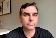 Flávio Bolsonaro chama de cortina de fumaça buscas da Polícia Federal na casa do pai e perseguição implacável