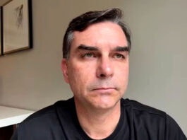 Flávio Bolsonaro chama de cortina de fumaça buscas da Polícia Federal na casa do pai e perseguição implacável