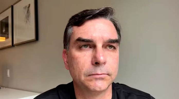 Flávio Bolsonaro chama de cortina de fumaça buscas da Polícia Federal na casa do pai e perseguição implacável