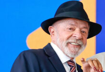Lula faz gesto obsceno durante evento oficial do governo ao rebater que ‘pobre não gosta de coisa boa’: ‘Aqui para eles’