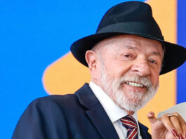 Lula faz gesto obsceno durante evento oficial do governo ao rebater que ‘pobre não gosta de coisa boa’: ‘Aqui para eles’