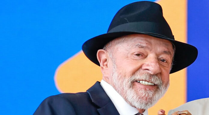 Lula faz gesto obsceno durante evento oficial do governo ao rebater que ‘pobre não gosta de coisa boa’: ‘Aqui para eles’