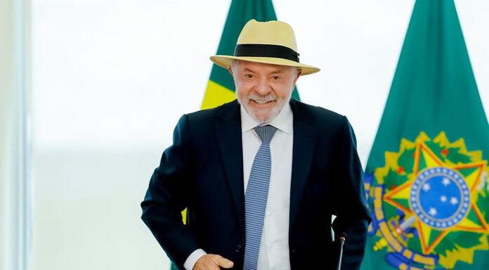 Lula consulta aliados próximos e adia decisão sobre participação em debates presidenciais do primeiro turno