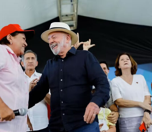 Na reta final antes de proibição pela lei eleitoral, Lula faz mais de 40 viagens, visitas e entregas em dois meses