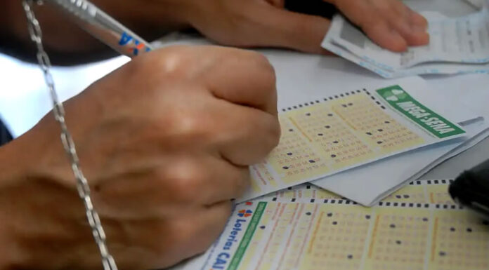 Após levar golpe do ex na Mega, mulher descobriu fortuna de R$ 2,7 milhões enquanto trabalhava como faxineira