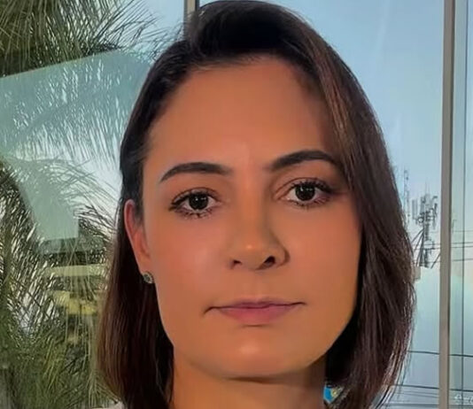 Vídeo em que Michelle aceita desculpa já tem três vezes mais visualizações do que postagem de Flávio Bolsonaro; veja