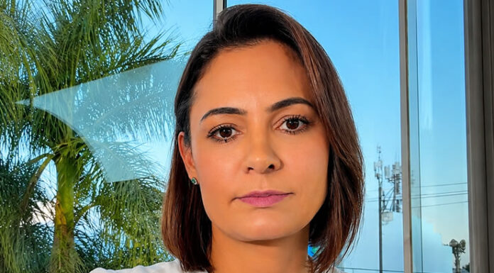 Vídeo em que Michelle aceita desculpa já tem três vezes mais visualizações do que postagem de Flávio Bolsonaro; veja