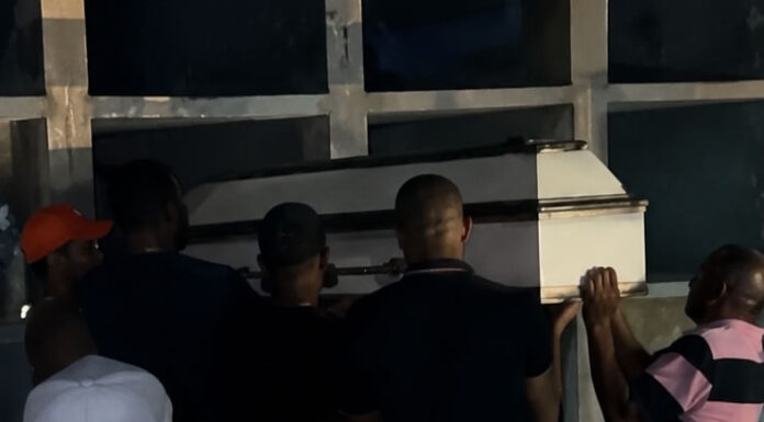Em SAJ: sob forte comoção, familiares e amigos se despedem de Vera Lúcia e pedem justiça; ela morreu após 17 dias internada em decorrência de um ataque