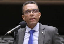 Deputado em duro discurso questionou como Bolsonaro permite que aliados o chamem de ‘corno’ e defendeu Michelle
