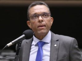 Deputado em duro discurso questionou como Bolsonaro permite que aliados o chamem de ‘corno’ e defendeu Michelle