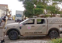 Mulher de 24 anos finge estar morta e sobrevive após ser esfaqueada pelo ex-companheiro no interior da Bahia
