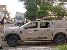 Mulher de 24 anos finge estar morta e sobrevive após ser esfaqueada pelo ex-companheiro no interior da Bahia