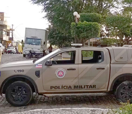 Mulher de 24 anos finge estar morta e sobrevive após ser esfaqueada pelo ex-companheiro no interior da Bahia