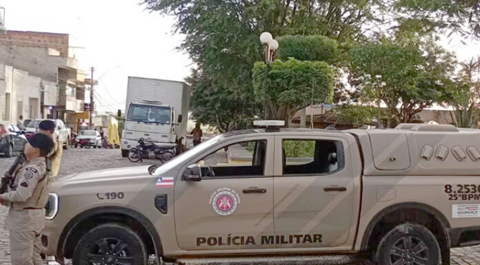 Mulher de 24 anos finge estar morta e sobrevive após ser esfaqueada pelo ex-companheiro no interior da Bahia