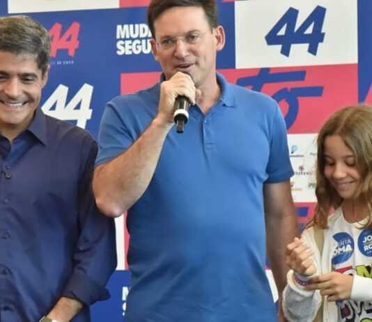 Pré-candidato, João Roma anuncia dois ex-prefeitos como suplentes ao Senado e completou a chapa ao lado de ACM Neto: ‘Pessoas com serviço prestado’
