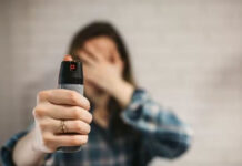 Spray de pimenta para mulher é medida paliativa, diz promotora; uso do produto exige treinamento específico