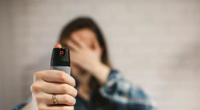 Spray de pimenta para mulher é medida paliativa, diz promotora; uso do produto exige treinamento específico