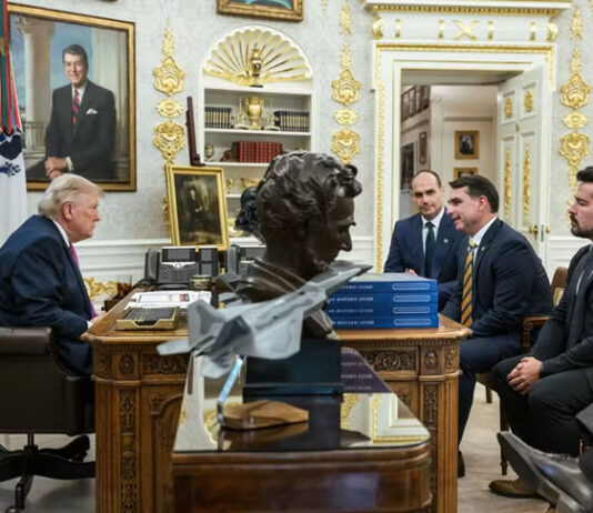 Datafolha: 52% dos eleitores brasileiros acreditam que Trump quer ajudar Flávio Bolsonaro com tarifaço